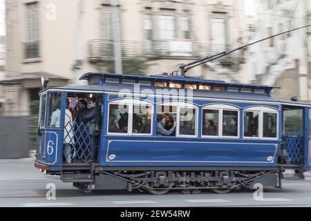 Le tramway bleu de Barcelone transporte les passagers dans toute la ville Banque D'Images