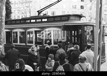 Le célèbre tramway bleu de Barcelone faisant l'un de ses derniers voyages Banque D'Images