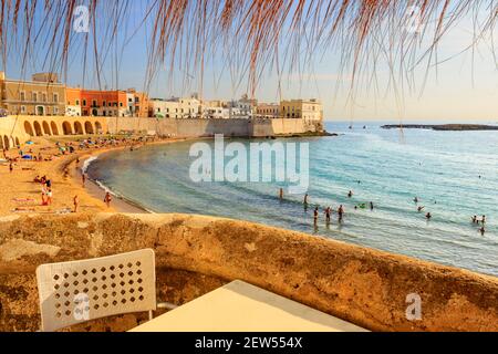 Plage de Puritate à Salento, Apulia (ITALIE). C'est la plage du centre historique de Gallipoli. Banque D'Images