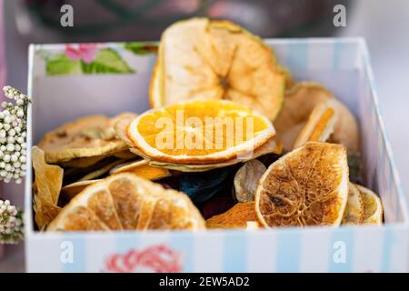 Les tranches d'orange séchées et d'orange rouge sont dans une boîte. Citron sec, mandarine et orange sicilienne, vue de dessus. Banque D'Images