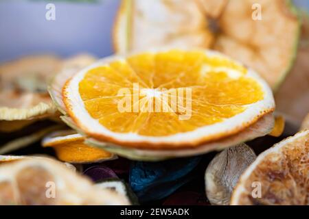 Les tranches d'orange séchées et d'orange rouge sont dans une boîte. Citron sec, mandarine et orange sicilienne, vue de dessus. Banque D'Images