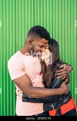 Couple attrayant accueillant et souriant Banque D'Images