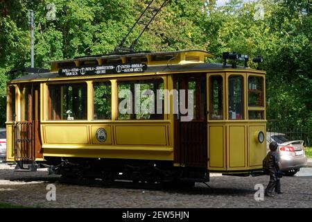 Vyborg, Russie, août 26 : ancien tramway jaune équipé comme bar-restaurant dans l'une des rues de la ville de Vyborg, le 26 août 2020. Banque D'Images