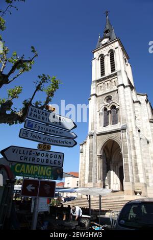 Église et centre du village de Fleurie dans les Beaujolas Rhône-Alpes France Banque D'Images