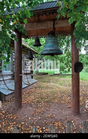 Petit beffroi dans la cour d'une maison de village dans la campagne en Russie. Banque D'Images