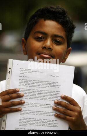 Gabriel Kassayie, 9 ans, remet une pétition à 10 Downing Street demandant au gouvernement britannique de renvoyer les antiqiuties éthiopiennes, actuellement détenues dans les musées britanniques, en Éthiopie pour le millénaire éthiopien. pic David Sandison 17/6/2007 Banque D'Images