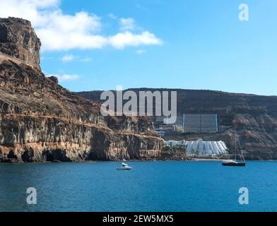 Puerto de Mogan, Gran Canaria, îles Canaries, Espagne 18 décembre 2020: Vue depuis le port de Mogan sur Playa Taurito avec l'hôtel Taurito Diamond Princess Banque D'Images