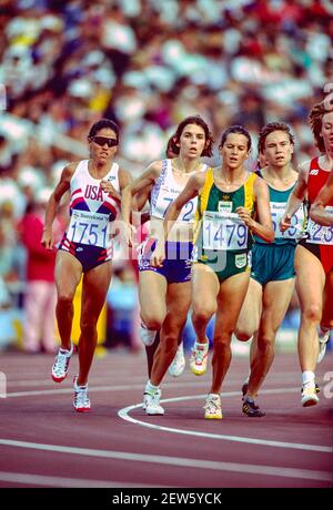 PattiSue Plumer (USA) #1751 Zola Pieterre (née Budd) RSA #1479 en compétition dans le 3000m HT#1 féminin aux Jeux Olympiques d'été 1992. Banque D'Images