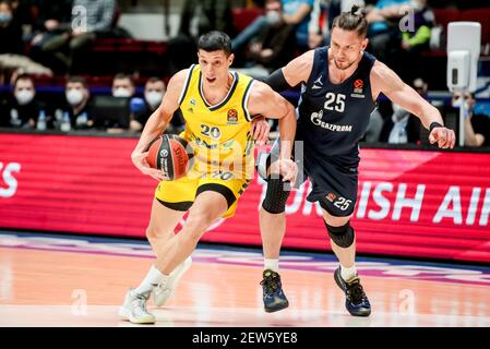 SAINT-PÉTERSBOURG, RUSSIE - 2 MARS : Simone Fontecchio de BC Alba, Mateusz Ponitka de BC Zenit pendant le match Euroligue des compagnies aériennes turques entre Zenith St-Pétersbourg et Alba Berlin à Sibur Arena le 2 mars 2021 à Saint-Pétersbourg, Russie (photo d'Anatoliy Medved/Orange Pictures) Banque D'Images