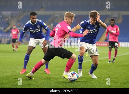 Kamil Jozwiak (au centre) du comté de Derby et Will Vaulks de Cardiff City se battent pour le ballon lors du match de championnat Sky Bet au stade de Cardiff City. Date de la photo: Mardi 2 mars 2021. Banque D'Images