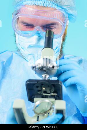 Scientifique avec microscope faisant des tests ou de la recherche. Médecin utilisant un microscope en laboratoire. Équipement médical. Banque D'Images