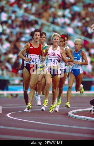 Annette Peters (USA) #1774 en compétition dans le 3000m HT #3 féminin aux Jeux Olympiques d'été 1992. Banque D'Images