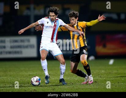 Alex Gilliead de Scunthorpe United (à gauche) et Jack Iredale de Cambridge United se battent pour le ballon lors du match Sky Bet League Two au stade Abbey, à Cambridge. Date de la photo: Mardi 2 mars 2021. Banque D'Images