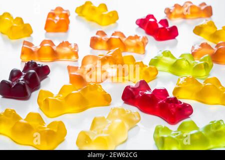 Bonbons à l'ours délicieux sur fond blanc. Bonbons de cannabis THD ou cbd sous forme d'ours en gélatine gummi, compléments alimentaires calmants Banque D'Images