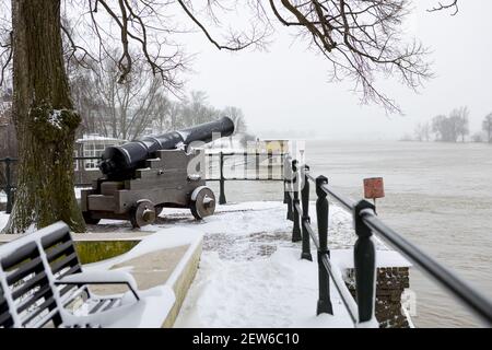 ZUTPHEN, PAYS-BAS - 08 février 2021 : boulevard IJsselkade avec canon historique protégeant le port Banque D'Images