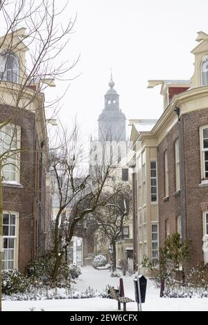 ZUTPHEN, PAYS-BAS - 08 février 2021 : tempête de neige dans le centre historique de la ville hanséatique médiévale avec la tour Walburgiskerk s'élevant de manière fébrile dans le b Banque D'Images