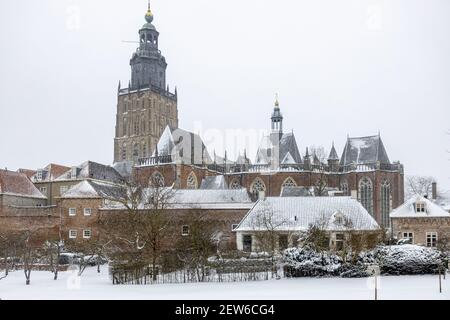 ZUTPHEN, PAYS-BAS - 08 février 2021 : NEIGE sur les toits du Walburgiskerk à Zutphen, pays-Bas, PENDANT UNE TEMPÊTE DE NEIGE Banque D'Images