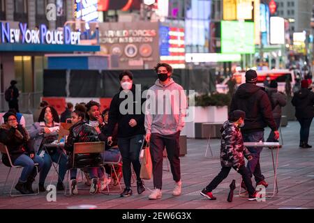 Manhattan, New York, États-Unis. 28 février 2021. Les amateurs de shopping traversent un Times Square actif à Manhattan, New York. Crédit obligatoire : Kostas Lymperopoulos/CSM/Alay Live News Banque D'Images