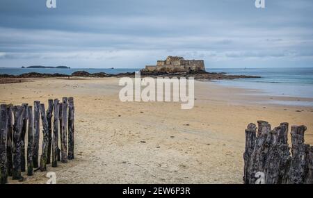 Vue sur la plage de bon-secours et le Grand Bé une île marémotrice près de la côte de Saint-Malo, France Banque D'Images