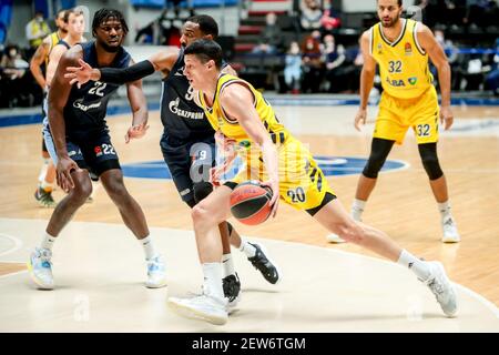 SAINT-PÉTERSBOURG, RUSSIE - 2 MARS : Austin Holins de BC Zenit, Simone Fontecchio de BC Alba pendant le match Euroligue de Turkish Airlines entre Zenith St Petersburg et Alba Berlin à Sibur Arena le 2 mars 2021 à Saint-Pétersbourg, Russie (photo d'Anatoliy Medved/Orange Pictures) Banque D'Images