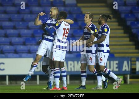 Reading's George Puscas (à gauche) célèbre avec des coéquipiers après avoir marquant le premier but de leur côté pendant le match du championnat Sky Bet au Madejski Stadium, Reading. Date de la photo: Mardi 2 mars 2021. Banque D'Images