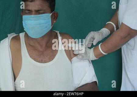 Abhisek Saha / le Pictorium - deuxième phase de vaccination Covid en Inde - 01/03/2021 - Inde / Tripura / Agartala - UN soldat de la BSF (Border Security Force), reçoit une dose du vaccin COVID-19, Covishield au cours de la 2e phrase de vaccination au centre de santé primaire de Gandhigram , 10 km loin d'Agartala Banque D'Images