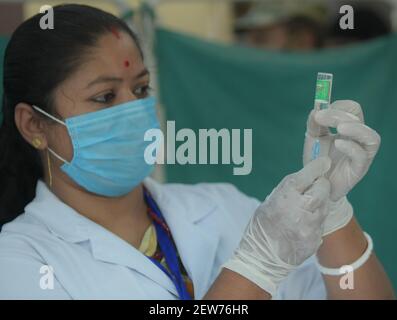 Abhisek Saha / le Pictorium - deuxième phase de vaccination Covid En Inde - 01/03/2021 - Inde / Tripura / Agartala - UN administrateur médical remplit sa seringue avec le Covishield vaccin dans la salle de vaccination pendant la 2e phrase de vaccination Au centre de santé primaire de Gandhigram, à 10 km d'Agartala Banque D'Images