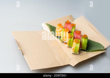 Sushi roll avec le saumon et les crevettes tempura Banque D'Images