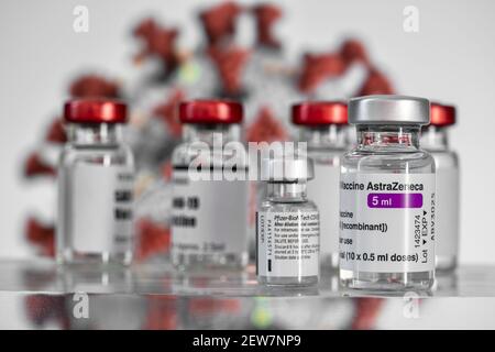 Montréal, CA - 2 mars 2021 : flacons de vaccins AstraZeneca et Pfizer BioNTech Covid-19 devant l'illustration du virus Banque D'Images