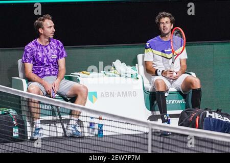 ROTTERDAM, PAYS-BAS - 2 MARS : Matwe Middelkoop des pays-Bas et Robin Haase des pays-Bas lors de leur match contre Nikola Mektic Banque D'Images