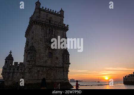 Belle vue sur la tour Belem dans la ville de Lisbonne, c'est un site classé au patrimoine mondial de l'UNESCO, les gens s'amusent à côté de la rivière Tage Banque D'Images