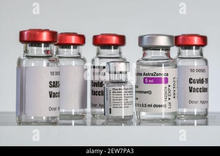 Montréal, CA - 2 mars 2021 : flacons de vaccins AstraZeneca et Pfizer BioNTech Covid-19 Banque D'Images