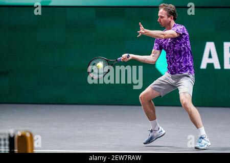 ROTTERDAM, PAYS-BAS - 2 MARS : Matwe Middelkoop des pays-Bas et Robin Haase des pays-Bas lors de leur match contre Nikola Mektic Banque D'Images