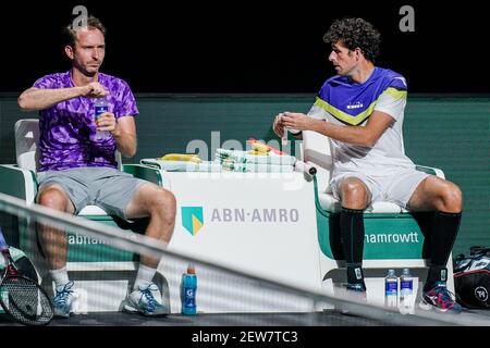 ROTTERDAM, PAYS-BAS - 2 MARS : Matwe Middelkoop des pays-Bas et Robin Haase des pays-Bas lors de leur match contre Nikola Mektic Banque D'Images