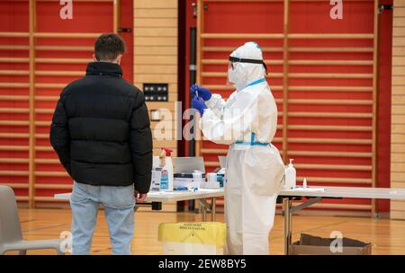 Journée VAX : campagne de vaccination et vaccination de masse. Les médecins sont prêts à injecter le vaccin. Les travailleurs médicaux qui donnent le vaccin Covid-19 aux personnes. Banque D'Images