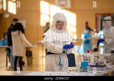 Journée VAX : campagne de vaccination et vaccination de masse. Les médecins sont prêts à injecter le vaccin. Les travailleurs médicaux qui donnent le vaccin Covid-19 aux personnes. Banque D'Images