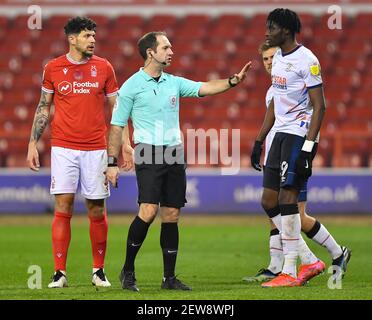 NOTTINGHAM, ANGLETERRE. MARS 2 Referee, Jeremy Simpson se présente à Elijah Adebayo de Luton Town lors du match de championnat Sky Bet entre Nottingham Forest et Luton Town au City Ground, Nottingham, le mardi 2 mars 2021. (Credit: Jon Hobley | MI News) Credit: MI News & Sport /Alay Live News Banque D'Images