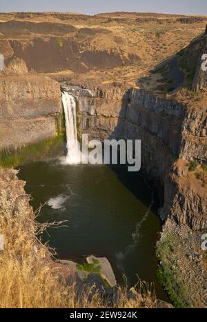 Palouse Falls État de Washington vertical. Les magnifiques chutes de Palouse dans le parc national de Palouse Falls, Washington, États-Unis. Banque D'Images