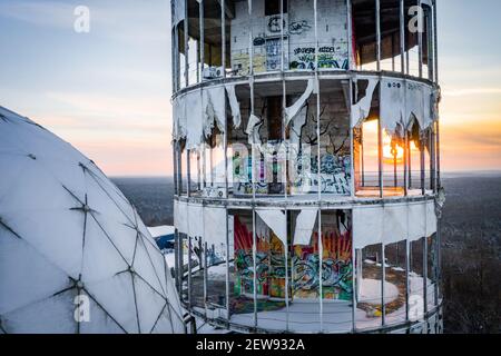 Gros plan d'une station de surveillance abandonnée au coucher du soleil Banque D'Images