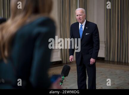 Washington DC, États-Unis. 02 mars 2021. Washington, États-Unis. 02 mars 2021. Le président Joe Biden a parlé à un membre des médias après avoir prononcé un discours sur la pandémie COVID-19 en cours dans la salle à manger de l'État de la Maison Blanche, le mardi 2 mars 2021. Biden a annoncé que les États-Unis auront suffisamment de vaccins pour chaque adulte d'ici la fin du mois de mai. Photo de piscine par Doug Mills/UPI crédit: UPI/Alamy Live News crédit: UPI/Alamy Live News Banque D'Images
