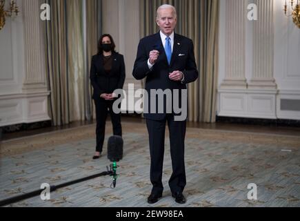 Washington DC, États-Unis. 02 mars 2021. Washington, États-Unis. 02 mars 2021. Le président Joe Biden a parlé à un membre des médias après avoir prononcé un discours sur la pandémie COVID-19 en cours dans la salle à manger de l'État de la Maison Blanche, le mardi 2 mars 2021. Biden a annoncé que les États-Unis auront suffisamment de vaccins pour chaque adulte d'ici la fin du mois de mai. Photo de piscine par Doug Mills/UPI crédit: UPI/Alamy Live News crédit: UPI/Alamy Live News Banque D'Images