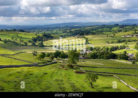 Vue sur Malham et la campagne environnante, Yorkshire Dales, lors d'une journée de Summers Banque D'Images