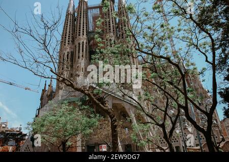 BARCELONE, ESPAGNE - 01 mars 2020: La Sagrada Familia - l'impressionnante cathédrale conçue par Gaudi, qui est construite depuis le 19 mars 1882 et n'est pas f Banque D'Images