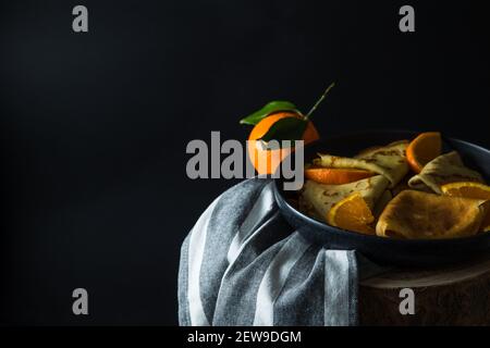 Crêpes fines avec sauce à l'orange Banque D'Images