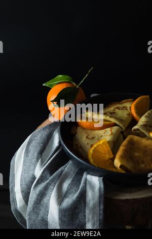 Crêpes fines avec sauce à l'orange Banque D'Images