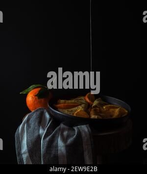 Crêpes fines avec sauce à l'orange Banque D'Images