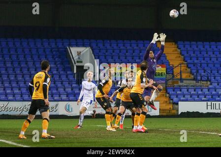 Birkenhead, Royaume-Uni. 02 mars 2021. Nick Townsend, gardien de but du comté de Newport, saisit la balle. EFL Skybet football League Two Match, Tranmere Rovers v Newport County at Prenton Park, Birkenhead, Wirral, mardi 2 mars 2021. Cette image ne peut être utilisée qu'à des fins éditoriales. Utilisation éditoriale uniquement, licence requise pour une utilisation commerciale. Aucune utilisation dans les Paris, les jeux ou les publications d'un seul club/ligue/joueur.pic par Chris Stading/Andrew Orchard sports Photography/Alamy Live News crédit: Andrew Orchard sports Photography/Alamy Live News Banque D'Images