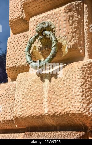 Les Lions de bronze se dirigeant sur un mur de pierre au palais de Alhambra Banque D'Images