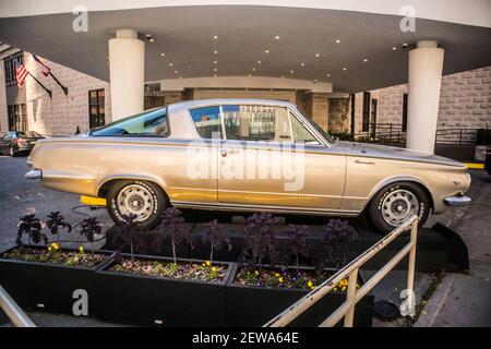 Atlanta, GA USA - 03 07 20: Centre-ville d'Atlanta Georgia plymouth voiture sur le côté de l'ancienne voiture Banque D'Images