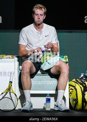 ROTTERDAM, PAYS-BAS - 2 MARS : Botic van de Zandschulp des pays-Bas se reposant pendant son match contre Borna Coric de Croatie pendant le 48 Banque D'Images